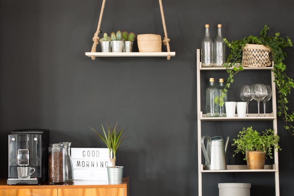 Estante e prateleira: dicas de decoração para otimizar o espaço da sua casa