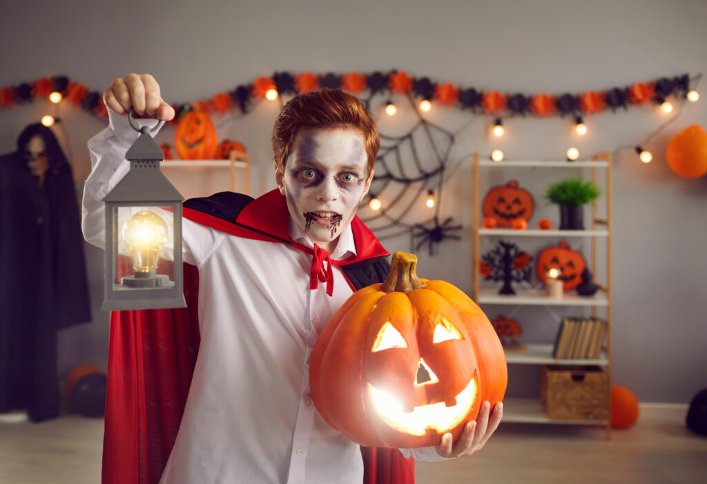 Aprenda a fazer maquiagem de caveira no seu filho para se divertir no  Halloween