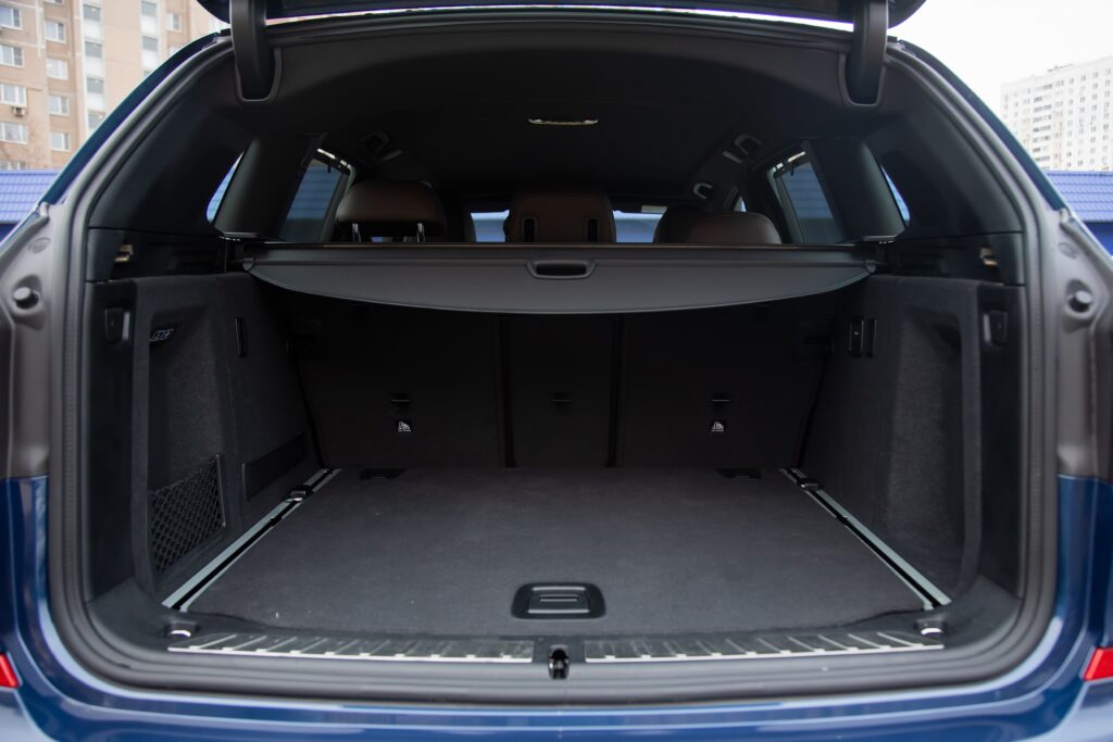 empty roomy open trunk of modern crossover car, copy space, Rear view of a car with an open trunk, close up, soft focus, blurred background