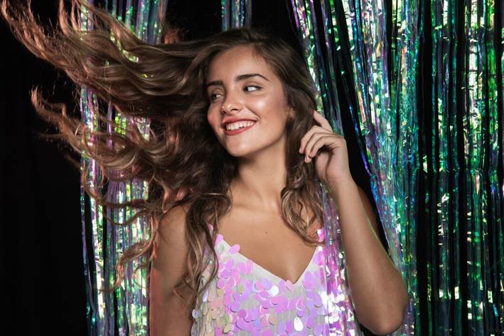 Menina sorrindo pousando para foto
O conteúdo gerado por IA pode estar incorreto.