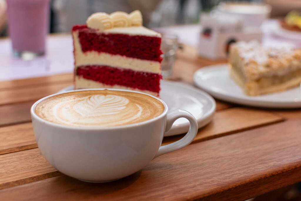 Café com chocolate quente cremoso e doce de leite