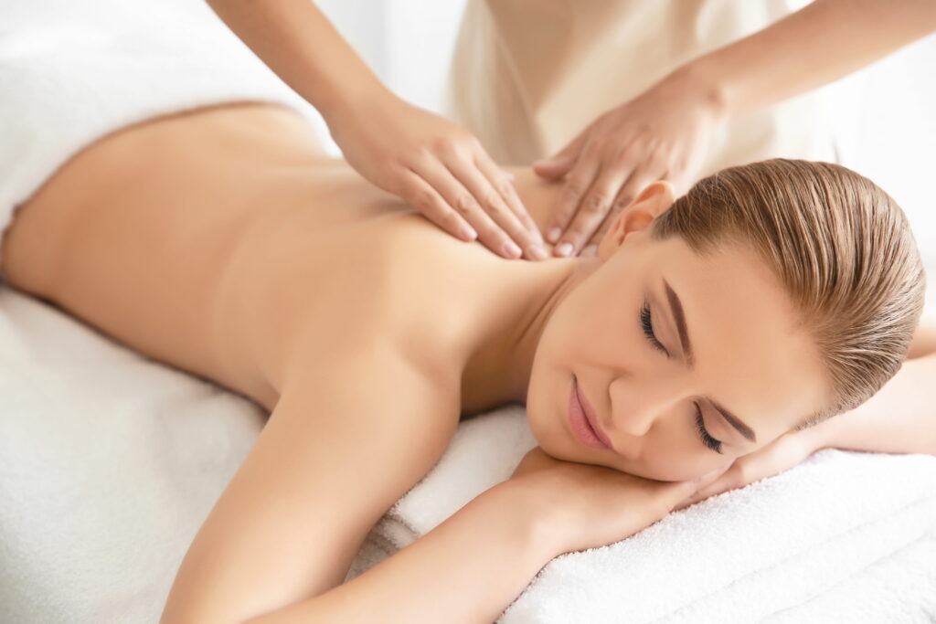 mãe fazendo massagem