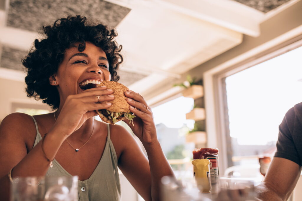 mulher comendo hamburguer