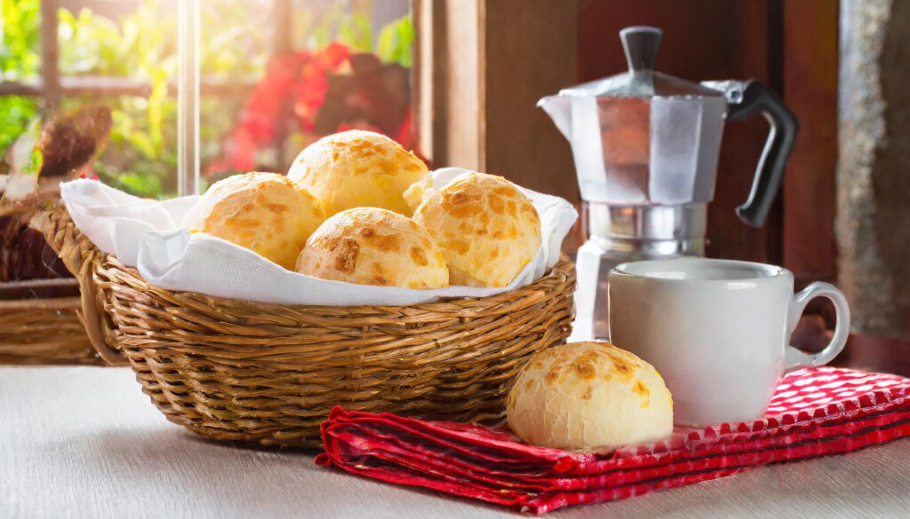 mesa posta com pão de queijo