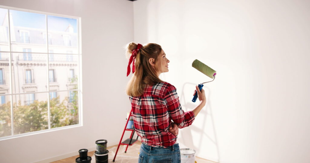 mulher pintando parede